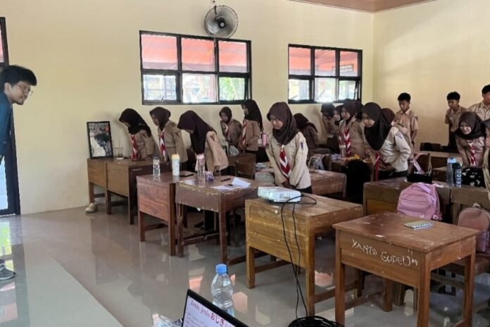 Mahasiswa KKN Undip mengenalkan Hiragana, Katakana, Kanji, kotoba, budaya Jepang, serta peluang beasiswa melalui sosialisasi interaktif kepada siswa kelas XII SMAN 1 Wonosegoro. (Foto : Dok KKN)