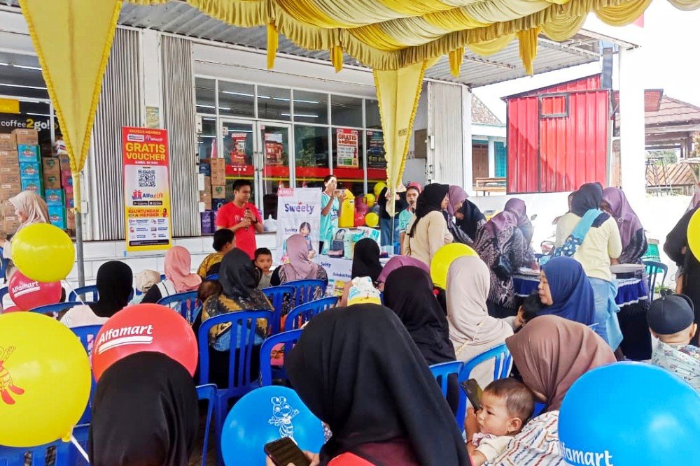 Alfamart Alfamart bersama Sweety kembali melanjutkan kolaborasi yang telah berjalan sejak tahun 2023 melalui program Alfamart Sahabat Posyandu di Gerai Alfamart Selo, Kabupaten Boyolali pada (14/8/2026). (Foto : Nizar)