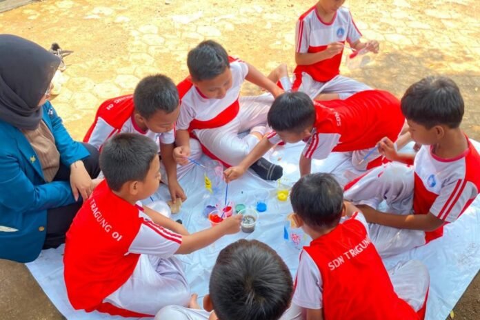 Kuliah Kerja Nyata (KKN) Universitas Diponegoro (Undip) Tim II Desa Tragung gelar program multidisiplin di SD Negeri 01 Tragung. (Foto : Dok KKN)