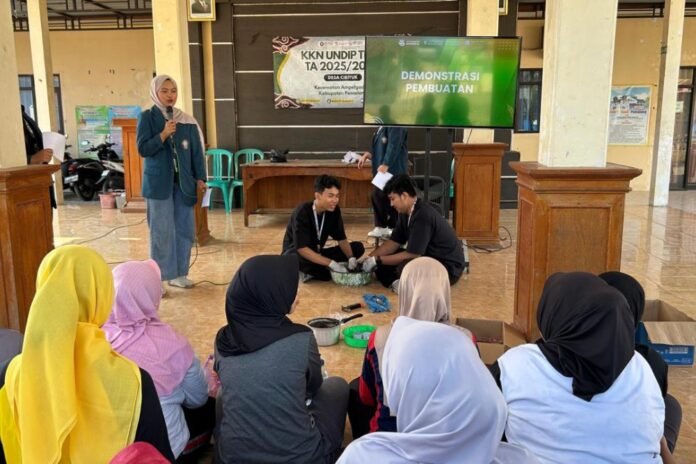 Pelaksanaan program kerja Pemanfaatan Sekam Padi Menjadi Briket Sebagai Peluang Usaha Baru Di Desa Cibiyuk. (Foto : Dok KKN)