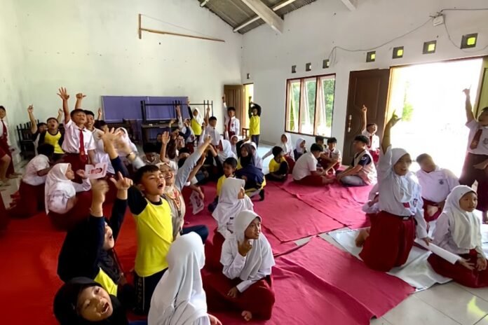 Mahasiswa KKN-T IDBU 51 Universitas Diponegoro melaksanakan kegiatan Edukasi Pencegahan Kekerasan Seksual pada Anak di SDN Kenteng 02, Desa Kenteng. (Foto : Dok KKN)