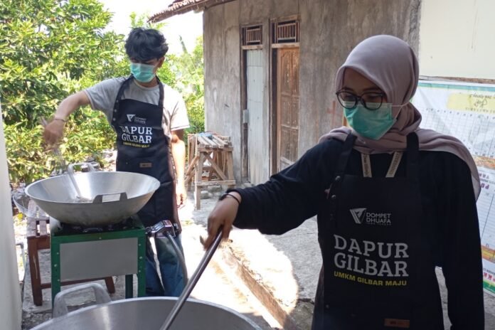 Sosialisasi dan Pendampingan Penerapan Higiene dan Sanitasi Produksi Ikan Pethek Krispi oleh Mahasiswa KKN-T 76 UNDIP Bersama UMKM GilBarJu. (Foto : Dok KKN)