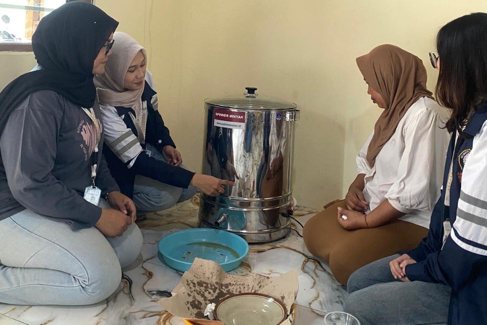 KKN UNDIP Sosialisasi Panduan Penggunaan dan Perawatan Mesin Spinner Secara Optimal serta Edukasi Keselamatan dan Kesehatan Kerja (K3) Produksi. (Foto :Dok KKN)