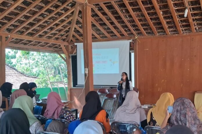 Mahasiswa KKN UNDIP Melaksanakan Program Kerja Sosial Masyarakat Bersama Ibu-ibu Kader Posyandu Desa Gilirejo Baru. (Foto : Dok Undip)