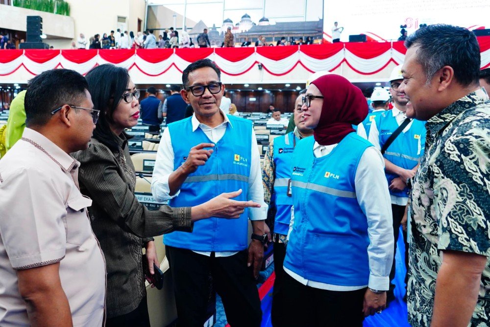 PLN Direktur Distribusi PLN, Arsyadany G. Akmalaputri (kedua dari kanan) didampingi oleh General Manager PLN Unit Induk Distribusi Jakarta Raya, Moch. Andy Adchaminoerdin (ketiga dari kiri) saat melakukan inspeksi sistem kelistrikan di kawasan Gedung DPR/MPR RI, Jakarta, pada Kamis (13/8/2026). (Foto : Dok PLN)