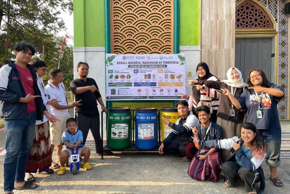 KKN UNDIP Mahasiswa Kuliah Kerja Nyata Tematik (KKNT) Universitas Diponegoro (UNDIP) IDBU-52 Kelurahan Mijen menghadirkan inovasi berupa Drop-Box Stasiun Pilah Sampah. (Foto : Dok KKN)