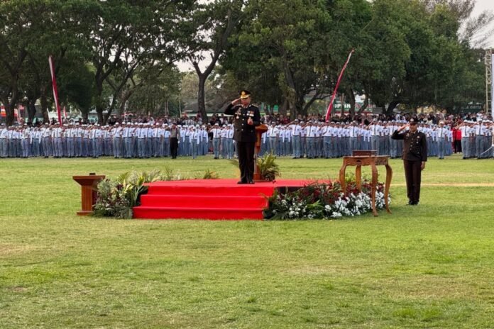 Kapolres Karanganyar AKBP Arman Sahti, menjadi Inspektur Upacara penurunan bendera dalam rangka HUT ke-81 Kemerdekaan RI. (Foto : Iwan)