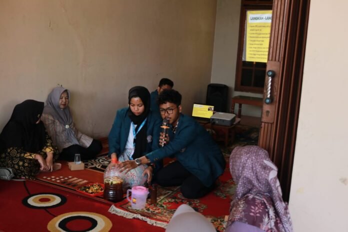 mahasiswa Kuliah Kerja Nyata (KKN) Tim II Tahun 2026 Universitas Diponegoro (UNDIP) menghadirkan sosialisasi mengenai pemanfaatan limbah organik melalui pembuatan eco enzyme di Desa Nambangan,