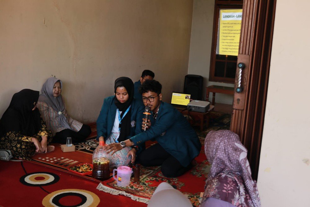 KKN UNDIP mahasiswa Kuliah Kerja Nyata (KKN) Tim II Tahun 2026 Universitas Diponegoro (UNDIP) menghadirkan sosialisasi mengenai pemanfaatan limbah organik melalui pembuatan eco enzyme di Desa Nambangan,