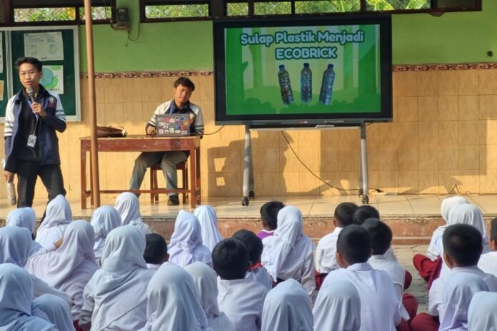 Tim II KKN Reguler Universitas Diponegoro (Undip) menginisiasi program pemanfaatan sampah plastik untuk menjadi ecobrick di Desa Pondoksari