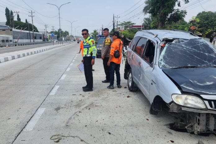 Unit Gakkum Satlantas Polres Karanganyar saat melakukan evakuasi terhadap mobil korban. (Foto : Dokumen)