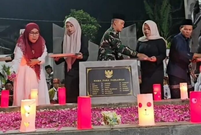 Kepala Desa Peron Erna Hermawati (nomor satu dari kiri) didampingi Danramil Limbangan serta Perangkat Desa Peron menaburkan bunga di Taman Makam Pahlawan Dusun Manggung Peron Limbangan Kendal, Minggu (16/8/2026). (Foto: Arif)