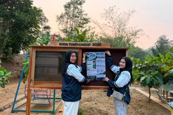 Pelaksanaan Program Kerja Multidisiplin 1 Informasi Pelayanan Publik Kawasan Wisata Kali Lojahan oleh Tim II KKN-R Universitas Diponegoro Desa Cepokokuning 2026. (Dokumentasi: Tarrisya/Wisata Kali Lojahan, Desa Cepokokuning)