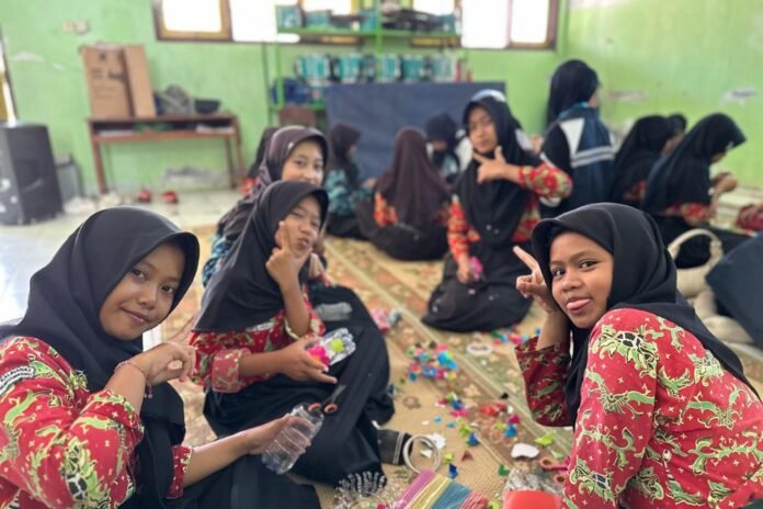 Mahasiswa Kuliah Kerja Nyata (KKN) Universitas Diponegoro (Undip) memperkenalkan budaya Jepang melalui kegiatan kreatif pemanfaatan sampah plastik menjadi kerajinan bunga