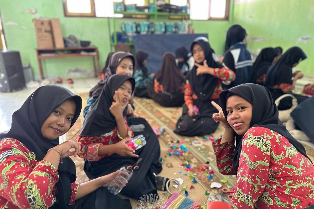 KKN UNDIP Mahasiswa Kuliah Kerja Nyata (KKN) Universitas Diponegoro (Undip) memperkenalkan budaya Jepang melalui kegiatan kreatif pemanfaatan sampah plastik menjadi kerajinan bunga