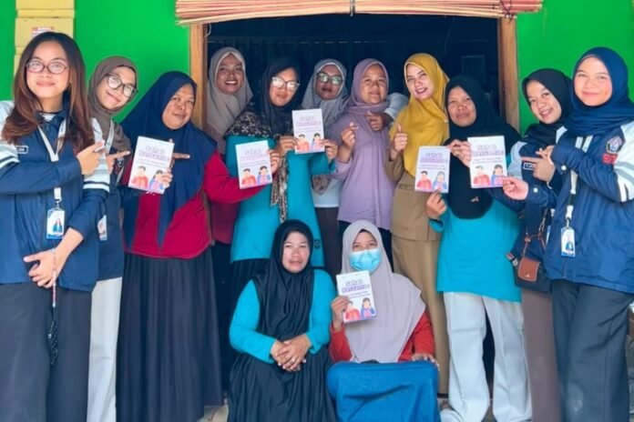 Penyampaian materi Sehat Bersama: Cegah TBC dengan PHBS dan Manfaatkan Mobile JKN meliputi pengertian, penyebab, penularan TBC serta contoh penerapan PHBS dan pemanfaatan BPJS. (Foto: Dok KKN)