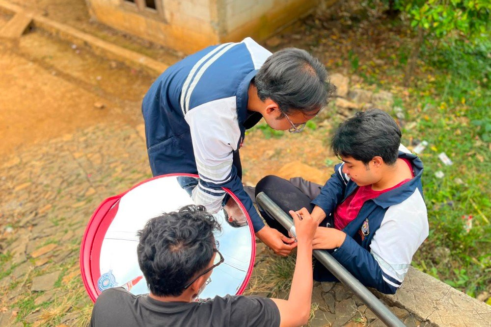 KKN UNDIP Mahasiswa Kuliah Kerja Nyata (KKN) IDBU-71 menghadirkan solusi sederhana untuk meningkatkan keselamatan warga di Dusun Centuko, Desa Tombo melalui pemasangan convex mirror (cermin cembung). (Foto : Dok KKN)