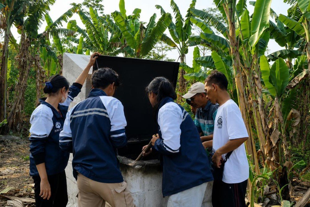 KKN UNDIP KKN Tim II UNDIP membangun insinerator sederhana di Tempat Penampungan Sementara (TPS) RT 04 RW 02, Dukuh Gamblok, Desa Sembojo.