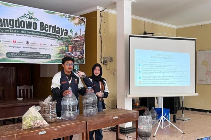 Tim Mahasiswa Kuliah Kerja Nyata (KKN) Reguler Tim II Universitas Diponegoro (Undip) menggelar edukasi dan demonstrasi pengelolaan sampah bagi warga Desa Karangdowo, Kecamatan Weleri, Kabupaten Kendal (7/8/2026).