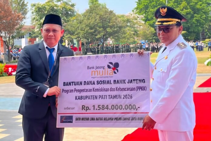 Keterangan foto: Pemimpin Bank Jateng Cabang Koordinator Pati, Pramudjianto (kiri), menyerahkan secara simbolis bantuan CSR sebesar Rp1,584 Miliar untuk Program Pengentasan Kemiskinan dan Kebencanaan kepada Plt. Bupati Pati, Risma Ardhi Chandra, usai Upacara HUT ke-81 RI di Pati, Senin (17/8/2026)