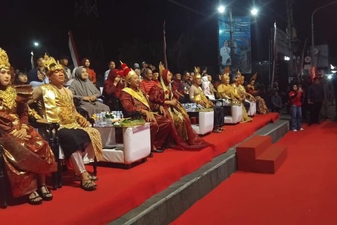 Bupati Karanganyar Rober Christanto bersama jajaran Forkopimda mrngenakan pakaian raja dalam Eco CultureNight Carnival 2026. (Foto : Iwan)