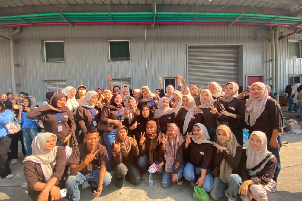 Eclat Jajaran pihak manajemen perusahan PT Eclat Textile Internasional (ETI) Kendal berfoto bersama dalam gelaran Family Day Tahun 2026, Selasa (18/8/2026). (Foto: Arif)