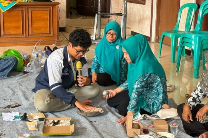 Kelompok Mahasiswa Kuliah Kerja Nyata (KKN) Tim II Desa Klidang Wetan dari Universitas Diponegoro sukses menyelenggarakan Program Kerja dengan judul utama “Pengelolaan Limbah Sampah sebagai Produk Berkelanjutan yang Ramah Lingkungan” yang bertempat di Balai Desa Klidang Wetan. (Foto : Dok KKN)