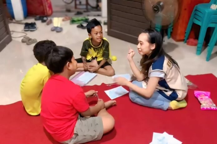 Pelaksanaan kegiatan rumah belajar bersama yang diinisiasi oleh kelompok 5 KKN Tematik IDBU 45 Undip untuk mendukung penguatan ketahanan keluarga Bandarharjo