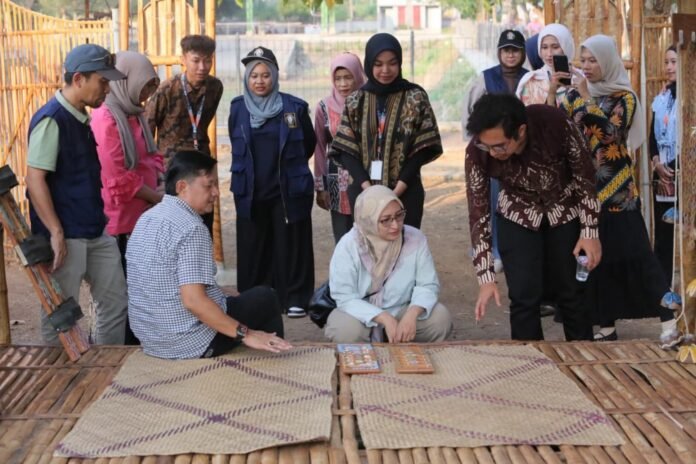 Tim KKN Tematik (KKN-T) Iptek bagi Desa Binaan Undip (IDBU) 09 di Kelurahan Wonolopo mengusung tema “Kampung Literasi Dolanan Nusantara” yang berfokus pada revitalisasi permainan tradisional Indonesia. (Foto : Dok KKN)