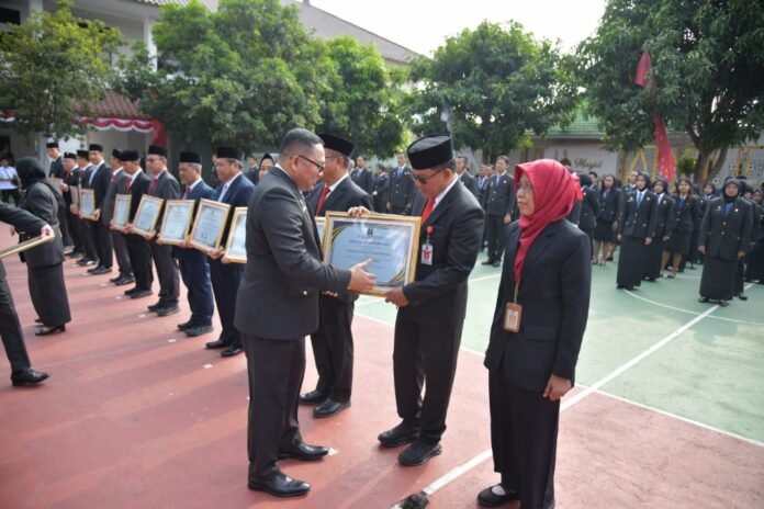 Wali Kota Semarang Agustina Wilujeng, yang diwakili Sekretaris Daerah Kota Semarang Handi Priyanto, menerima dua penghargaan bidang hukum dari Kantor Wilayah Kementerian Hukum dan HAM Jawa Tengah di Semarang, Rabu (19/8/2026). (Foto : Dok Pemkot Semarang)