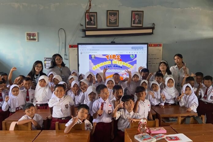 Mahasiswa Kuliah Kerja Nyata (KKN) Tim II Universitas Diponegoro (Undip), menyelenggarakan program edukasi bertajuk pengenalan tata pemerintahan desa dan administrasi kependudukan bagi siswa Sekolah Dasar (SD) di Desa Kebumen