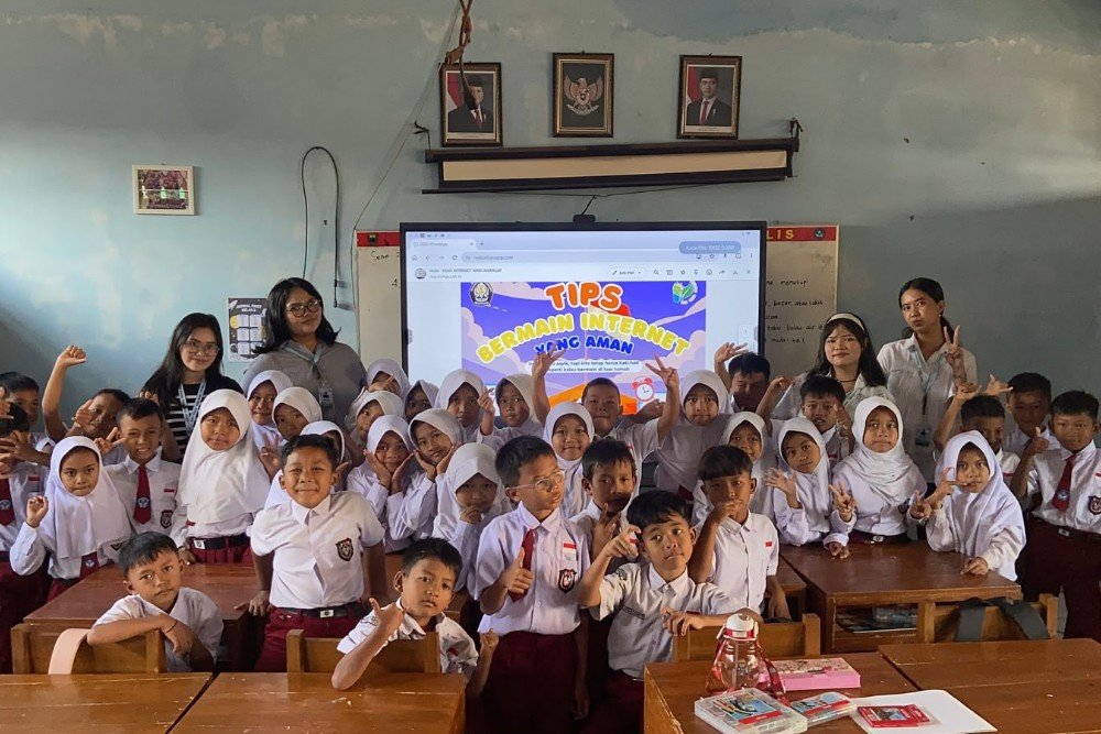 KKN UNDIP Mahasiswa Kuliah Kerja Nyata (KKN) Tim II Universitas Diponegoro (Undip), menyelenggarakan program edukasi bertajuk pengenalan tata pemerintahan desa dan administrasi kependudukan bagi siswa Sekolah Dasar (SD) di Desa Kebumen