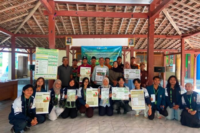 Mahasiswa KKN-R Tim II Universitas Diponegoro mengenalkan Greenhouse Smart Information kepada masyarakat dan kelompok tani Desa Kemusu