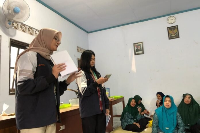 Mahasiswa Kuliah Kerja Nyata Tematik (KKN-T) 98 Universitas Diponegoro (UNDIP) mendorong pengembangan potensi produk lokal melalui edukasi branding dan pemasaran kepada ibu-ibu PKK di Kelurahan Kauman Kidul,