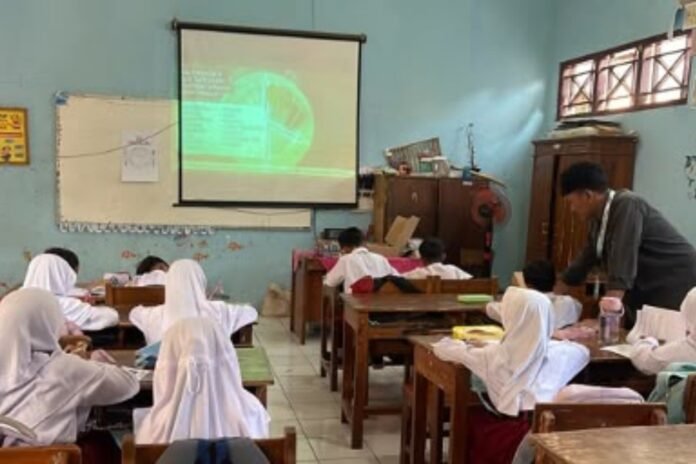 Kelompok Mahasiswa Kuliah Kerja Nyata (KKN) Tim II Universitas Diponegoro sukses menyelenggarakan program kerja kelas literasi gizi mengenai “Piring Sehatku” yang bertempat di Sekolah Dasar Desa Kebumen