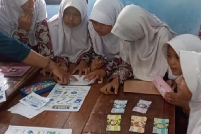 Mahasiswa Kuliah Kerja Nyata (KKN) Tim II Universitas Diponegoro (Undip) Tahun Akademik 2025/2026 sukses menyelenggarakan program kerja “Edukasi Literasi Numerasi melalui Simulasi Jual Beli (Mini Market Day) di SDN 01 Tragung dan SDN 02 Tragung”.