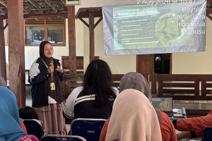 Mahasiswa Kuliah Kerja Nyata (KKN-R) Tim II Universitas Diponegoro 2026 melaksanakan program kerja Pendampingan Penyusunan Buku Log Produksi dan Perencanaan Kebutuhan Bahan Baku pada UMKM di Balai Desa Kemusu. (Foto : Dok KKN)