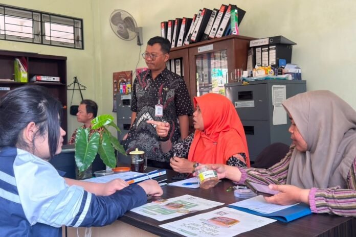 Tim II Kuliah Kerja Nyata (KKN) Reguler Universitas Diponegoro (Undip) mengembangkan Chewvera, permen kunyah berbahan lidah buaya dengan kadar gula rendah, bersama ibu-ibu anggota kelompok Pekarangan Pangan Lestari (P2L) RW 6, Kelurahan Tingkir Tengah,