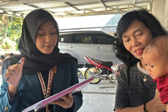 Mencatat hasil tumbuh kembang anak oleh tim KKN-T 119 UNDIP pada balita di desa Kalongan (Foto: Dok. KKN)