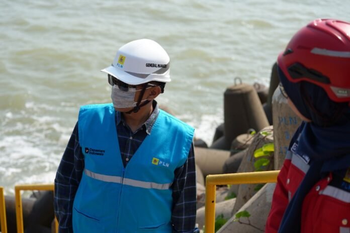 General Manager PLN UIK Tanjung Jati B, Sofwani Anang Ru’yat, bersama tim K3LK melakukan peninjauan area pemanfaatan tetrapod di shoreline PLTU Tanjung Jati B dalam kegiatan management walkdown inspection di PLTU Tanjung Jati B, Desa Tubanan, Kecamatan Kembang, Kabupaten Jepara, Kamis (20/8/2026). Kegiatan ini menjadi bagian dari kesiapan PLN UIK Tanjung Jati B menjelang Hari Pelanggan Nasional melalui penguatan aspek K2/K3, lingkungan, dan keamanan guna mendukung operasional pembangkit yang andal bagi pelanggan.