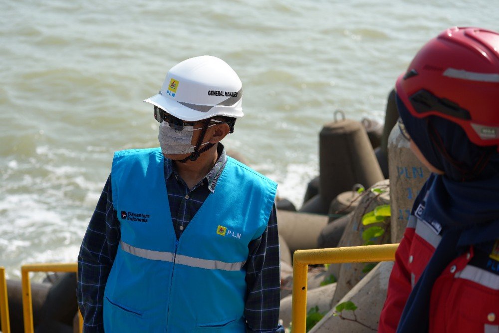 PLN General Manager PLN UIK Tanjung Jati B, Sofwani Anang Ru’yat, bersama tim K3LK melakukan peninjauan area pemanfaatan tetrapod di shoreline PLTU Tanjung Jati B dalam kegiatan management walkdown inspection di PLTU Tanjung Jati B, Desa Tubanan, Kecamatan Kembang, Kabupaten Jepara, Kamis (20/8/2026). Kegiatan ini menjadi bagian dari kesiapan PLN UIK Tanjung Jati B menjelang Hari Pelanggan Nasional melalui penguatan aspek K2/K3, lingkungan, dan keamanan guna mendukung operasional pembangkit yang andal bagi pelanggan.
