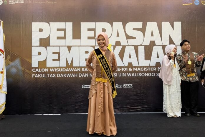Rima berhasil menorehkan prestasi sebagai wisudawan terbaik Program Studi Komunikasi dan Penyiaran Islam (KPI) UIN Walisongo Semarang.
