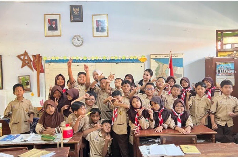 KKN UNDIP Mahasiswa Kuliah Kerja Nyata (KKN) Tim II Universitas Diponegoro melaksanakan program sosial kemasyarakatan melalui kegiatan pembelajaran Pendidikan Kewarganegaraan (PKN) di SDN 02 Pasekaran dan SDN 01 Pasekaran, Kabupaten Batang.