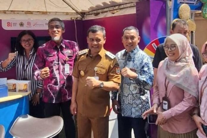 Keterangan foto: Gubernur Jawa Tengah Ahmad Luthfi didampingi Direktur Utama Bank Jateng Bambang Widyatmoko meninjau stand Bank Jateng pada Pameran Produk UMKM Unggulan pada Hari Jadi ke-81 Pemprov Jateng di Halaman Kantor Gubernur Jateng, Semarang, Kamis (20/8/2026)