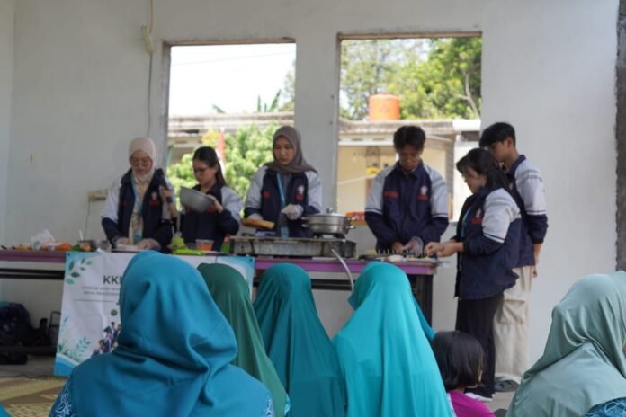 Demonstrasi olahan rendah garam rolade ayam sayur oleh tim Mahasiswa KKN UNDIP. (Foto : Dok KKN)