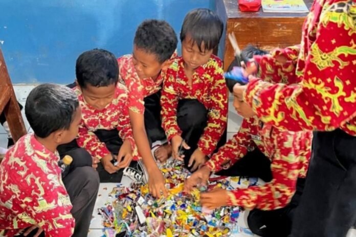 Kelompok Mahasiswa Kuliah Kerja Nyata (KKN) Reguler Tim II Universitas Diponegoro Tahun Akademik 2025/2026 sukses menyelenggarakan program edukasi lingkungan bertajuk 