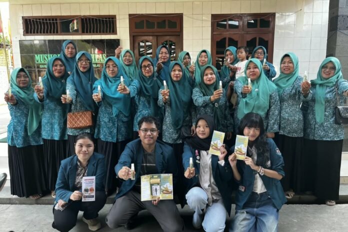 Mahasiswa Kuliah Kerja Nyata (KKN) Reguler Tim II Universitas Diponegoro (Undip) memberikan edukasi mengenai pemisahan keuangan usaha dan rumah tangga kepada ibu-ibu PKK Desa Kalirejo