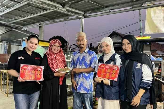 Mahasiswa KKN Tim II Universitas Diponegoro melaksanakan pendampingan kepada pelaku UMKM Paguyuban Lembaga Pengusaha Pasekaran (PLPP) Sekar Maharani di Desa Pasekaran.