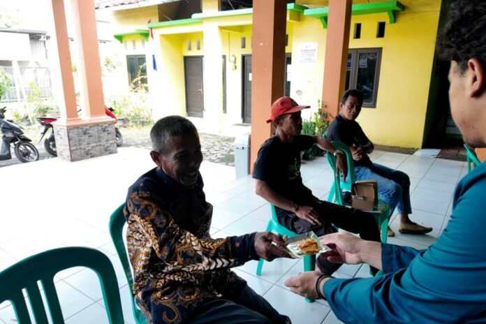 Mahasiswa KKN-R Tim II Universitas Diponegoro (Undip) melaksanakan program Pemberdayaan dan Pendampingan Digitalisasi Pelaku UMKM untuk Mendukung Pengembangan Ekonomi Desa Denasri Kulon