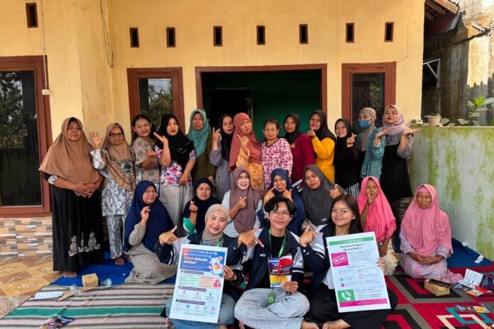 Mahasiswa Kuliah Kerja Nyata (KKN) Universitas Diponegoro bersama warga Desa Kemusu mengenal manfaat perbankan digital sekaligus memahami cara menjaga keamanan saat melakukan transaksi. (Foto : Dok KKN)